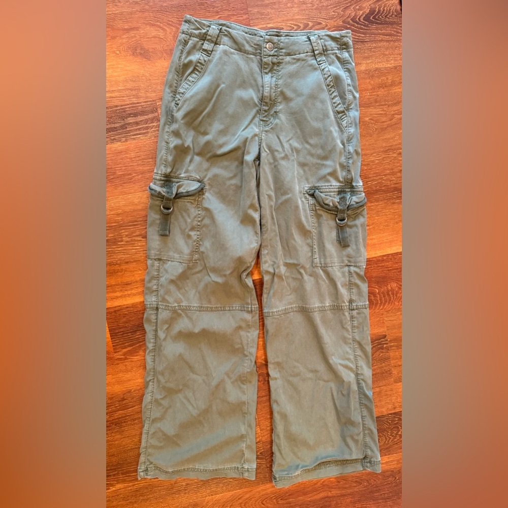 size 4 American Eagle baggy green cargo pants. Rarely worn, no visible flaws.